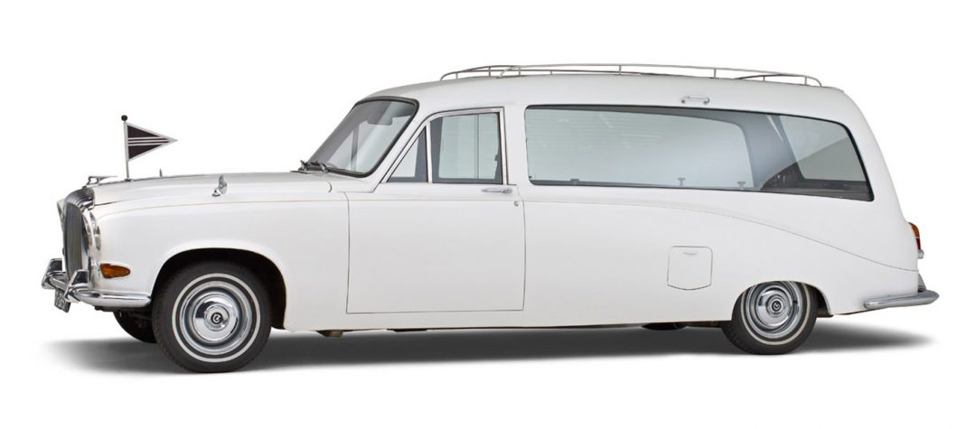Daimler-wit-glas-rouwauto-1080x475-1