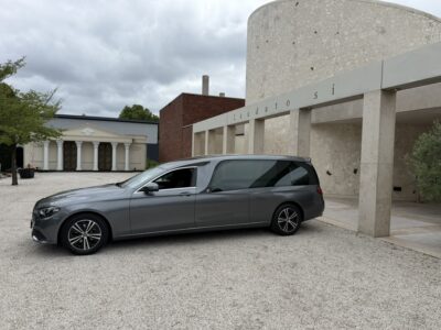 Mercedes benz grijze rouwauto verhuur