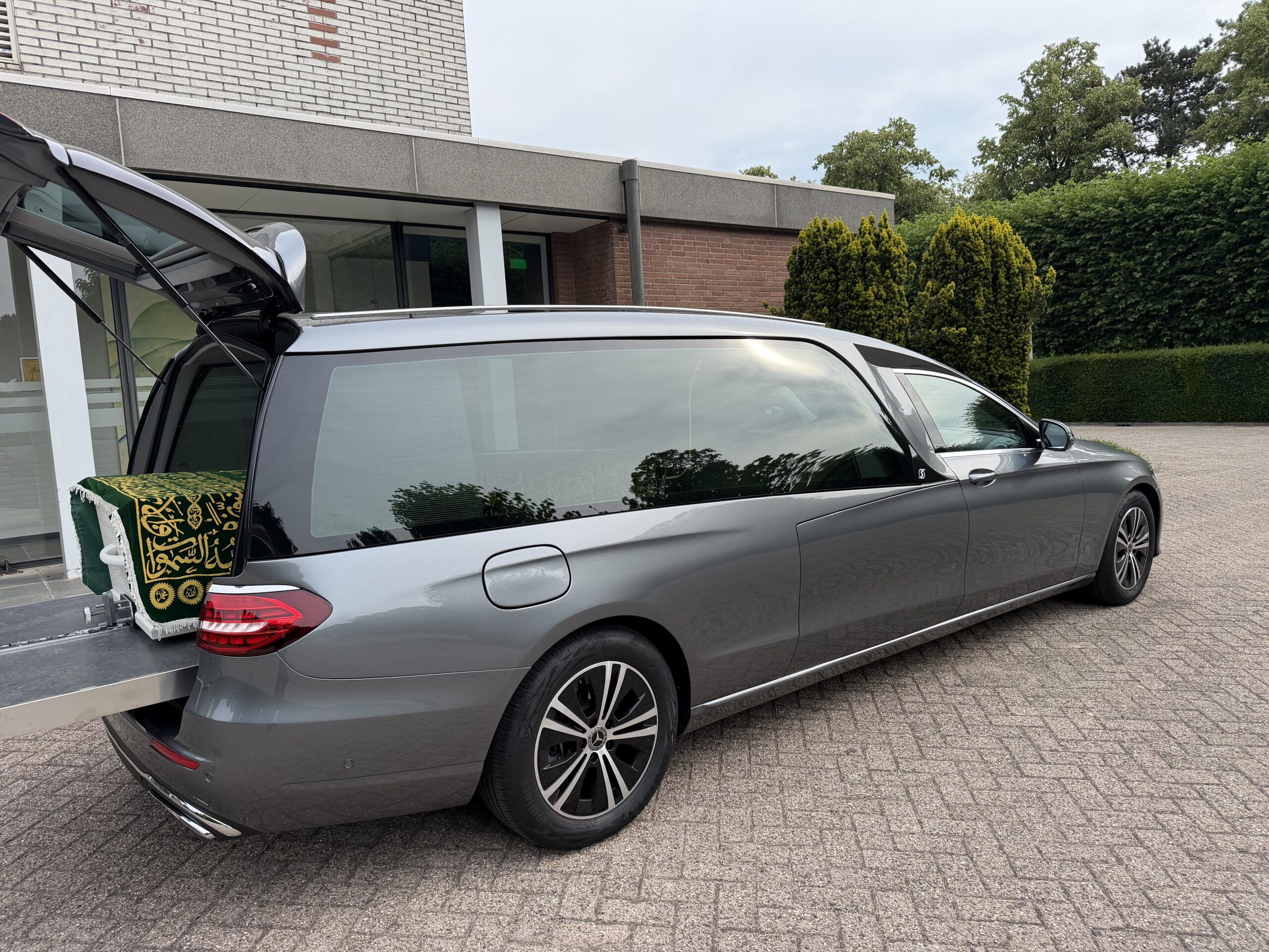 mercedes benz rouwrit naar Zuider begraafplaats mercedes benz rouwrit naar Zuider begraafplaats