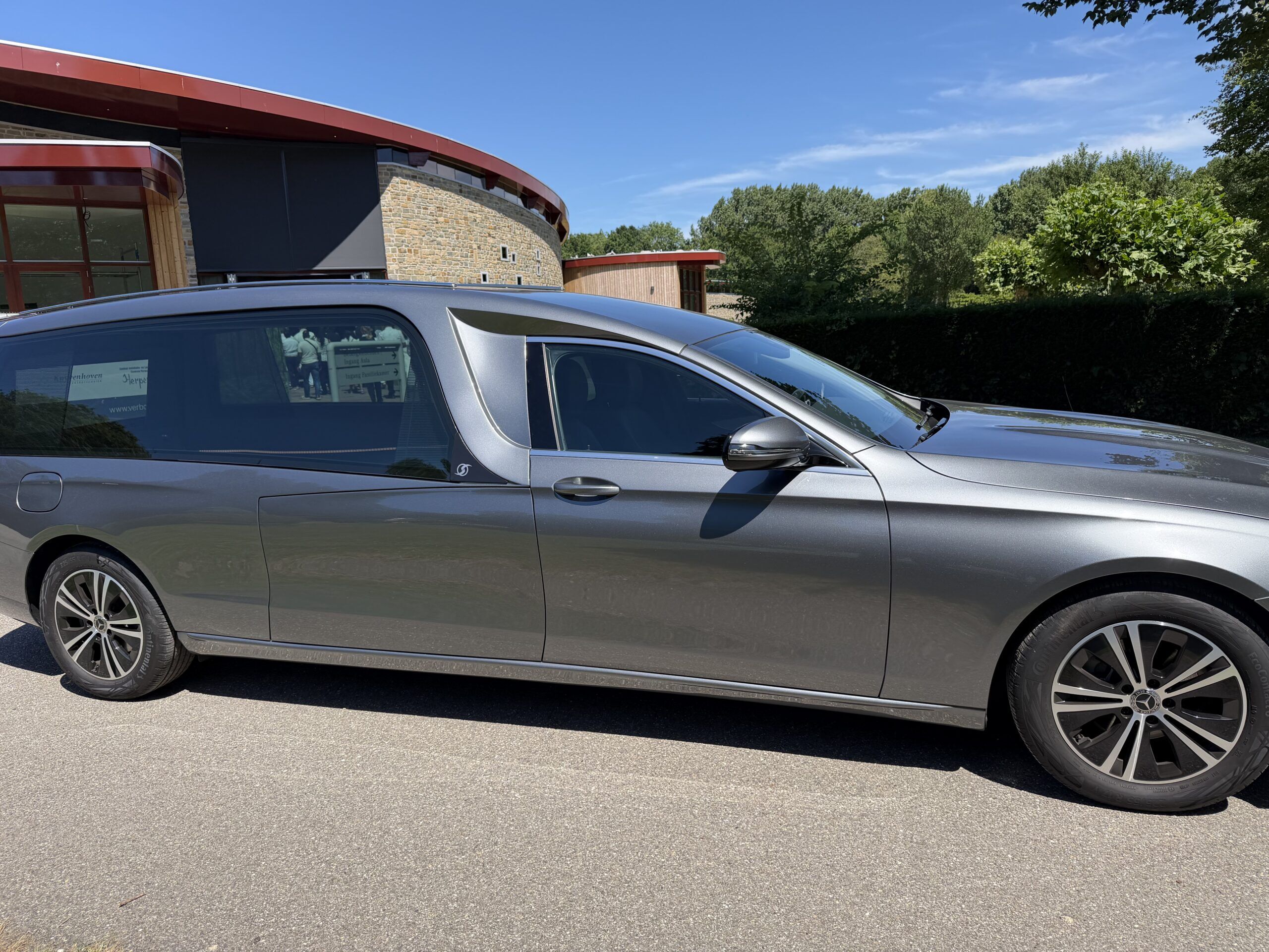 Mercedes benz statie rit naar begraafplaats iepenhof Mercedes benz statie rit naar begraafplaats iepenhof