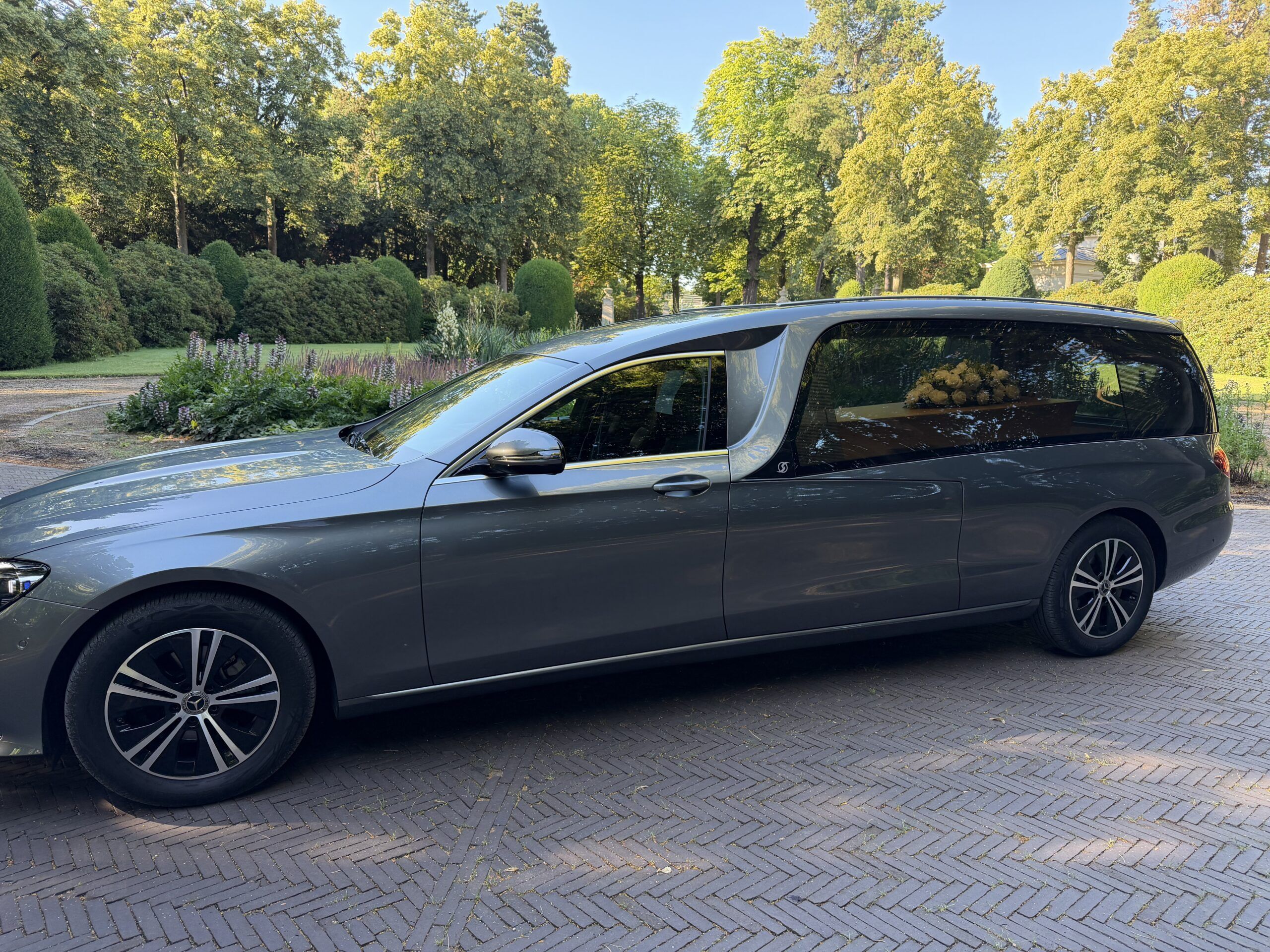mercedes bens rouwauto bij begraafplaats Koverswade mercedes bens rouwauto bij begraafplaats Koverswade